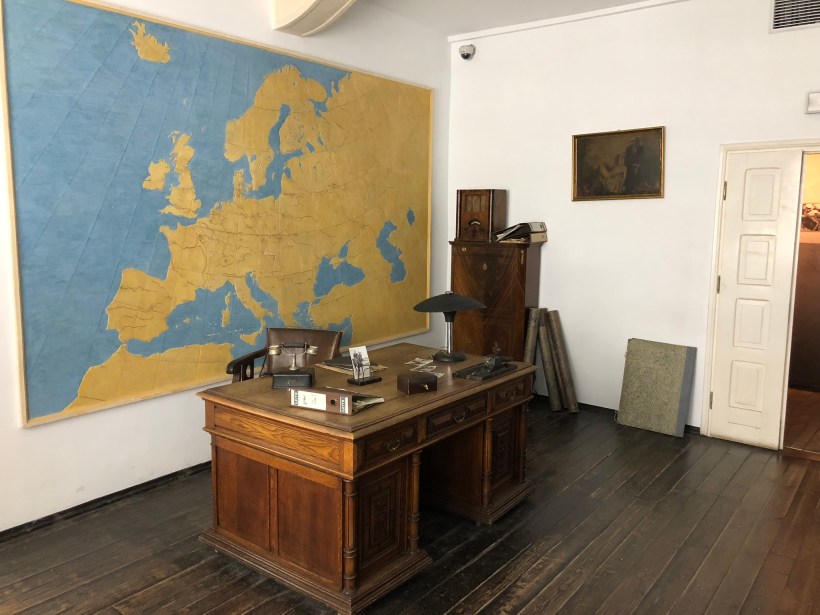 EDDEF004-B967-4E6C-8611-85F9E45B3C79